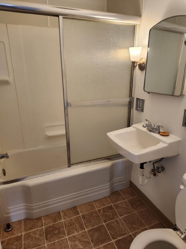 Baño - 3535 State St
