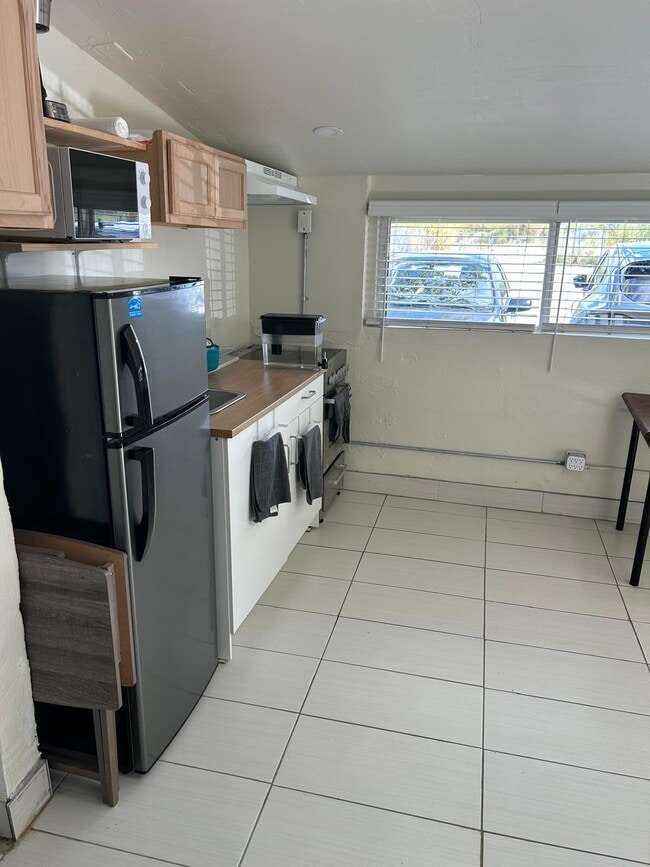 Full Kitchen - 13540 NW 17th Ave