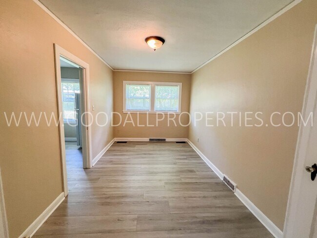 Building Photo - 4 Bedroom Brick home in Windsor Heights cu...