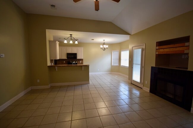Building Photo - Nice 3 Bedroom House!