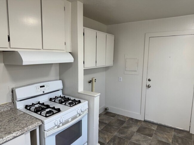 Foto del edificio - COZY CLASSIC HOME WITH FRESH UPDATES AND BUILT-INS