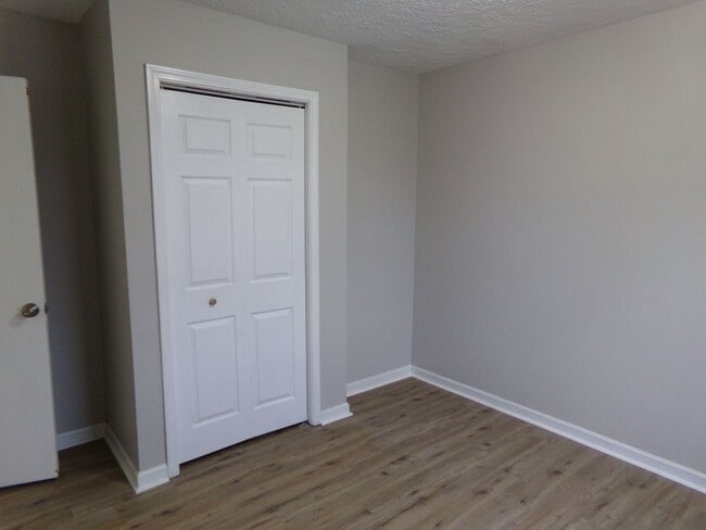 Building Photo - 3 bedroom, 1.5 bath Townhome
