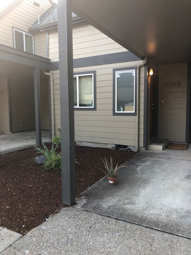 Building Photo - Location Location Location! Townhome Just ...