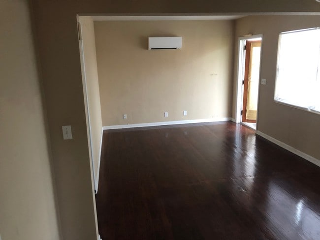 Living Room - 108 S Lakeside Dr