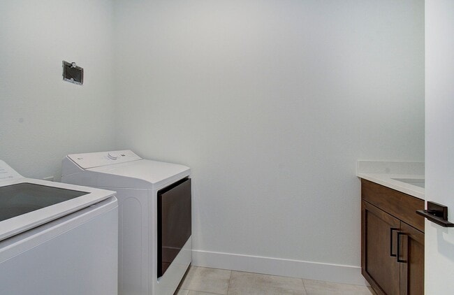 Building Photo - Luxury Upgraded Executive Townhome | 4 Bed | 3 Bath in Prime Camas School District