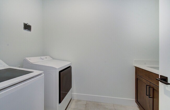 Foto del edificio - Luxury Upgraded Executive Townhome | 4 Bed | 3 Bath in Prime Camas School District