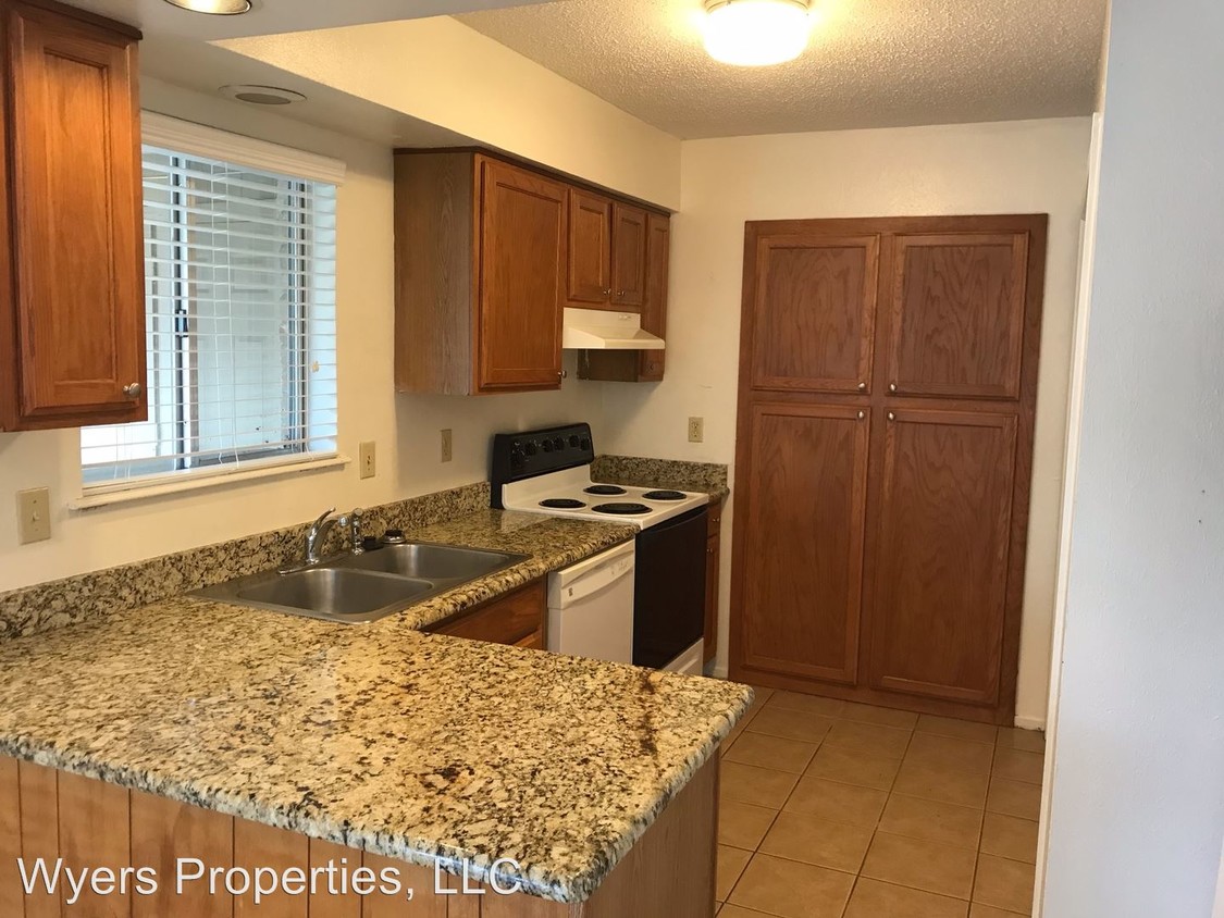 Primary Photo - 2107 Oak Hollow St
