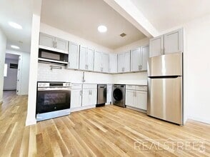 Building Photo - Brand New 4BD/2BA Penthouse with Skylight,...