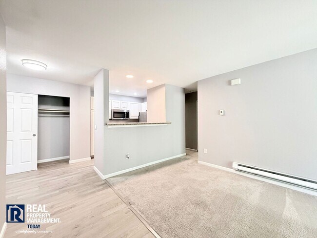 Foto del edificio - Saybrook Condo! 1 Bed/1 Bath with In-Unit Washer & Dryer & Covered Patio!