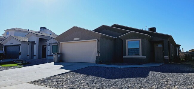 Building Photo - Gorgeous 3 bedrom, 2 bath home in East El ...