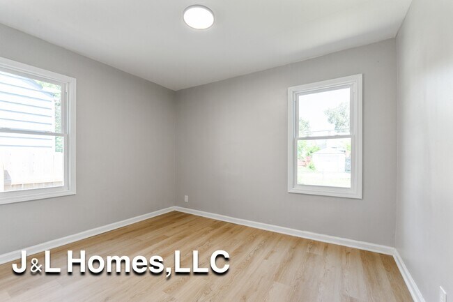 Building Photo - 568 Whitethorne Ave
