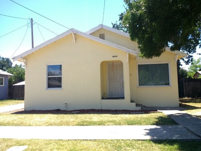 Building Photo - 2 Br 1 Ba available Now
