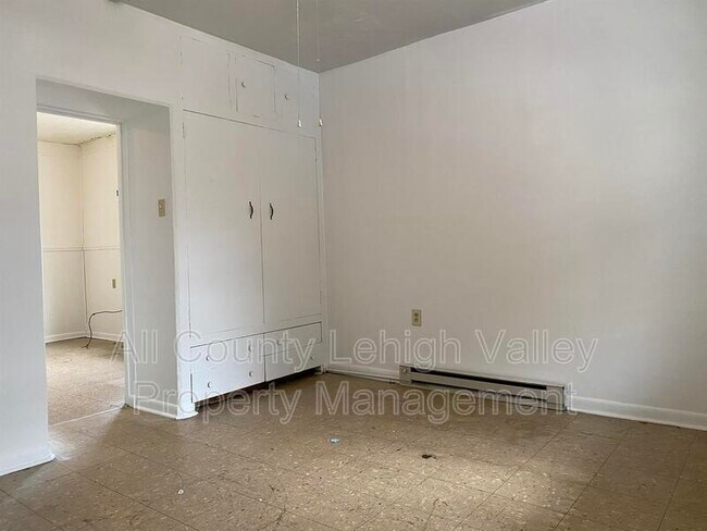 Building Photo - 1545 E 9th St