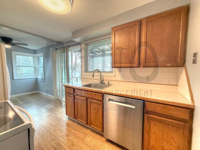 Foto del edificio - Beautiful Shadle Area Home