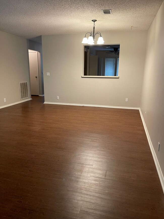 Building Photo - Charming townhome nestled in the heart of Hot Springs Village