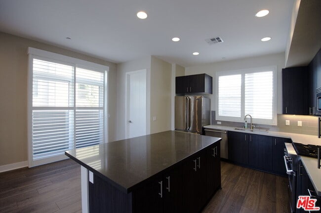 Building Photo - 2753 Waverly Dr