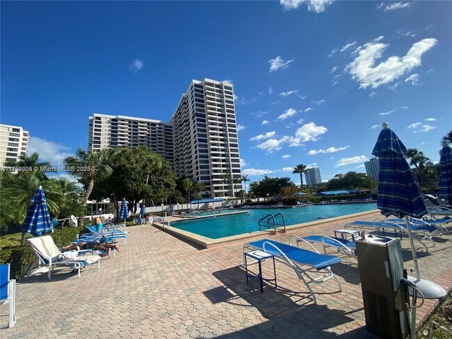 Foto del edificio - 2500 Parkview Dr