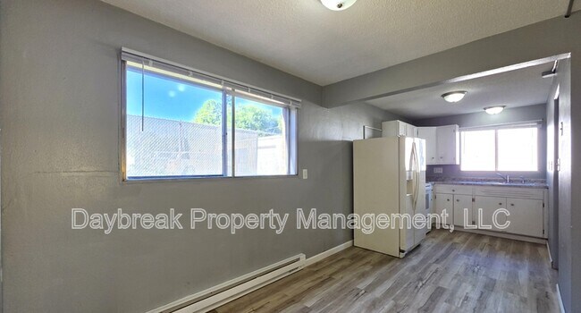 Building Photo - 32 10th Ave N