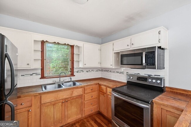 Foto del edificio - 3178 Pinehill Dr