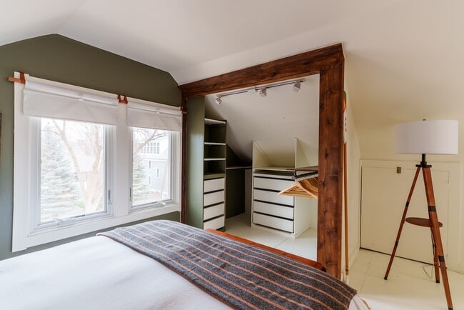 Building Photo - 824 5th St NE