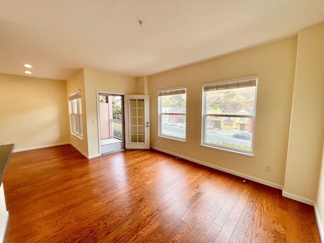 Building Photo - 2BD/2BA Spacious Crocker Amazon Condo, Gat...
