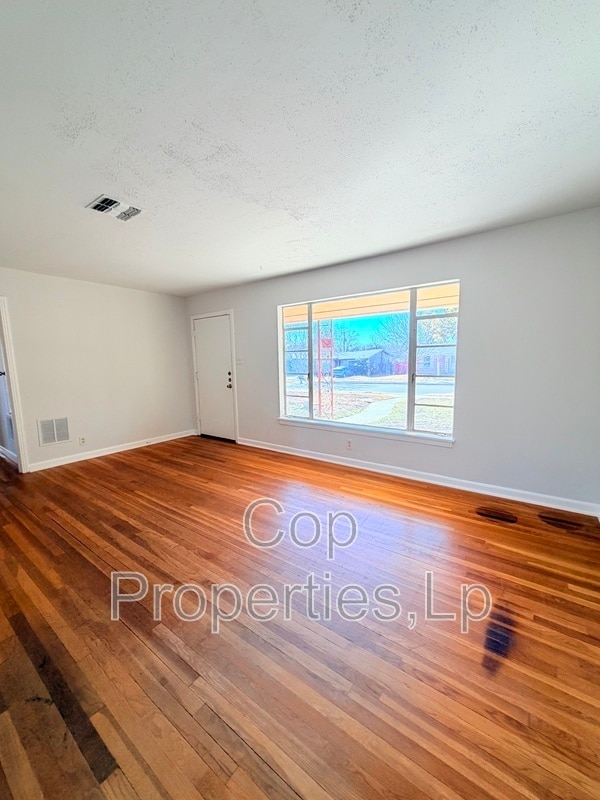 Foto del edificio - 339 Waxwood Ln