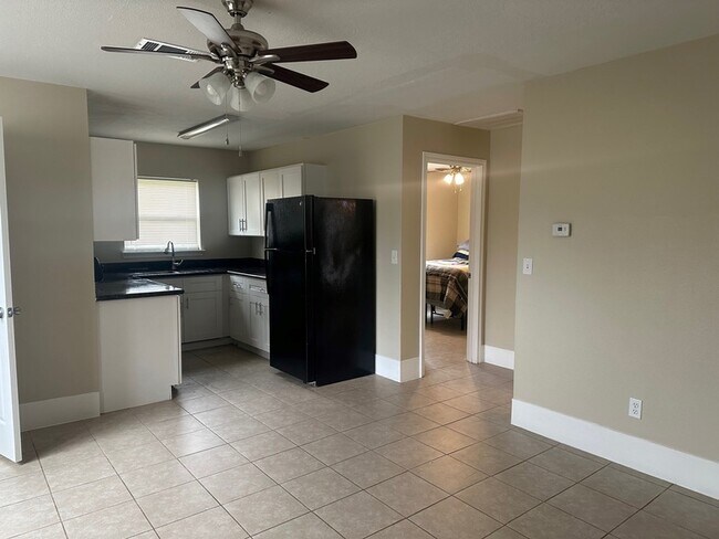 Building Photo - 631 Live Oak Dr