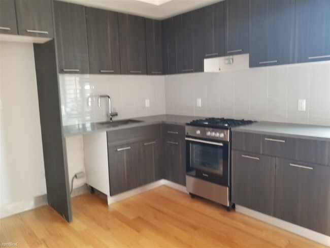 Building Photo - Studio, 1 bath  - 169 Graham Ave 5a