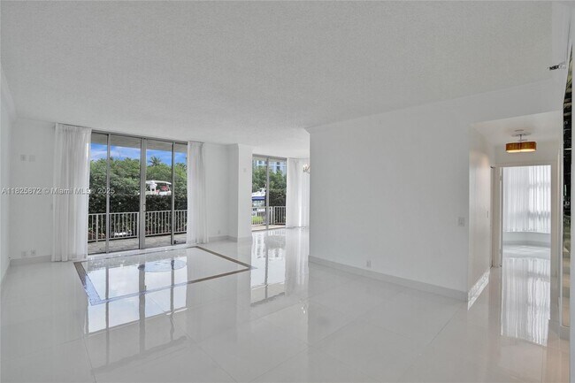Foto del edificio - 3500 Mystic Pointe Dr