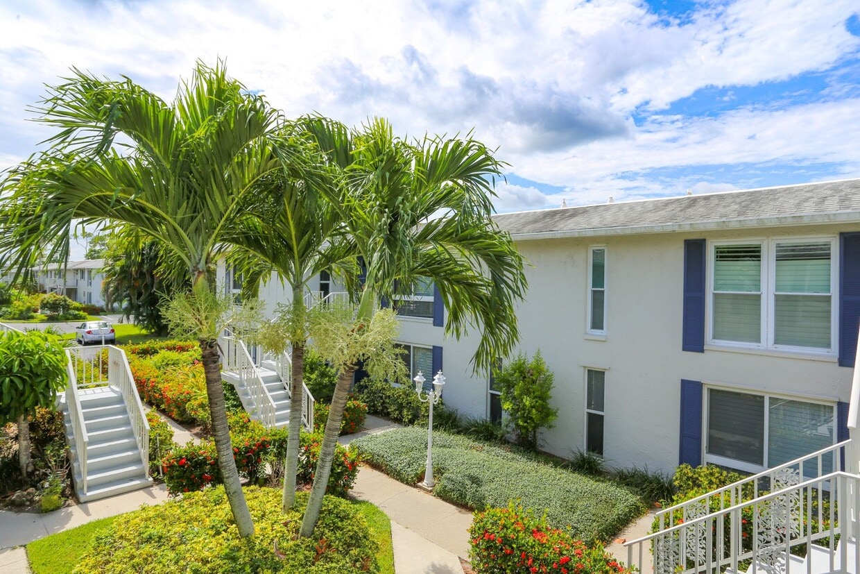 GLADES COUNTRY CLUB 2/2 WITH GOLF BEAUTIFU... House Rental in Naples