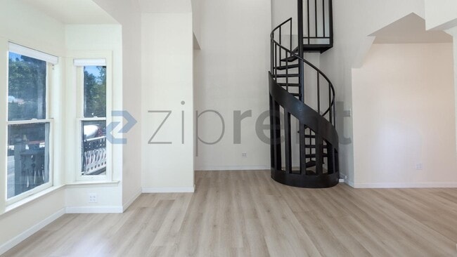 Building Photo - Unit 4