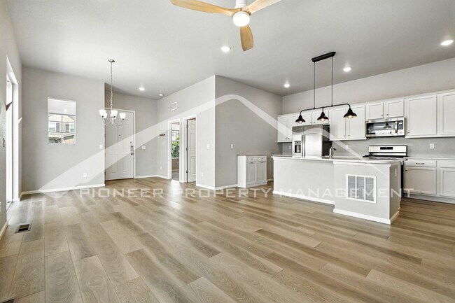 Foto del edificio - Gorgeous Home with Central AC and 2-Car Ga...