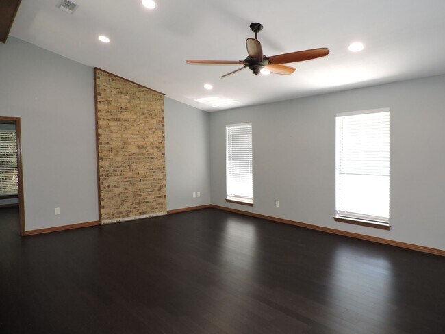 Building Photo - Convenient to schools, shopping & interstate!