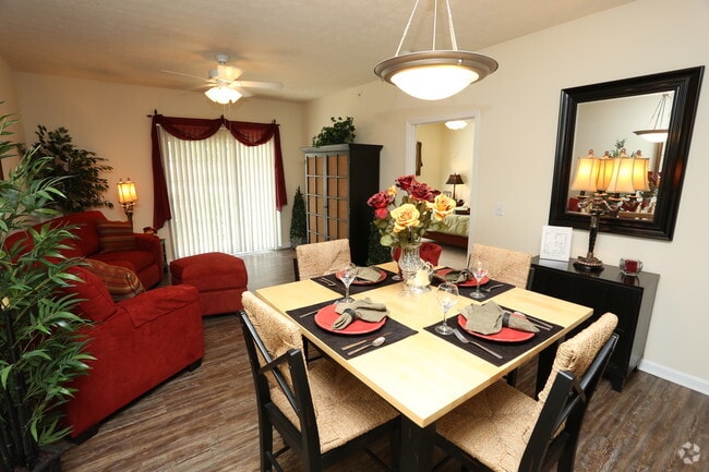 1HAB, 1BA - 841 ft² - Area de comedor - Blankenbaker Crossings Apartment Homes