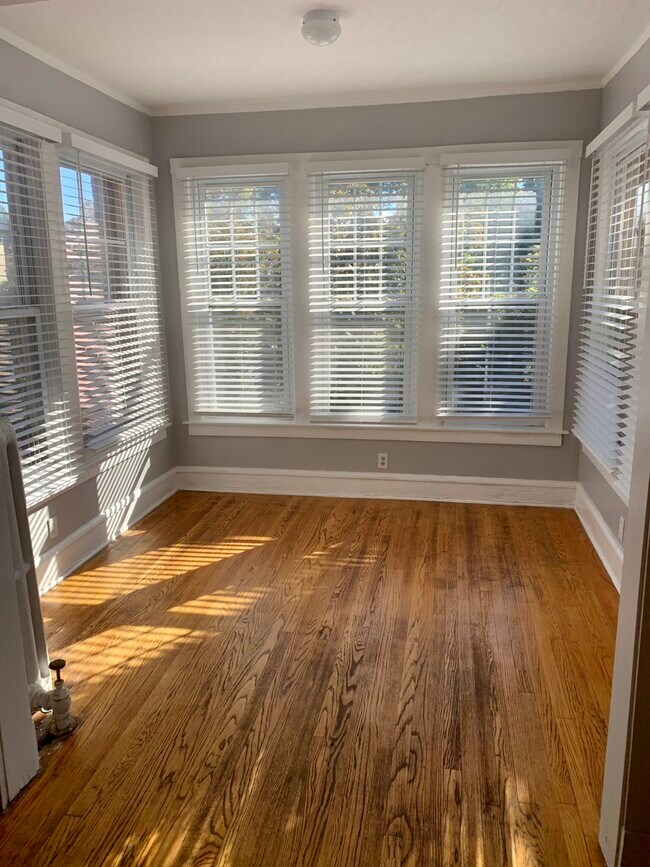 Sun Room - 6442 N Bosworth Ave