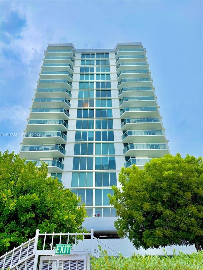 Foto del edificio - 2401 Collins Ave