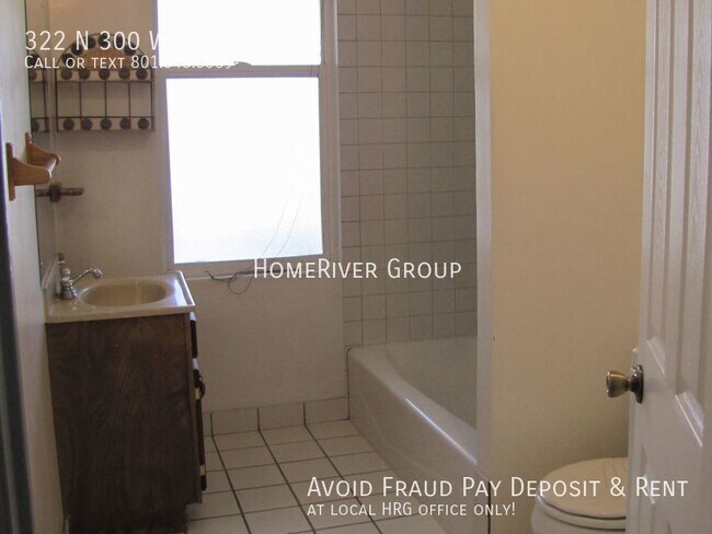 Building Photo - Spacious top floor unit