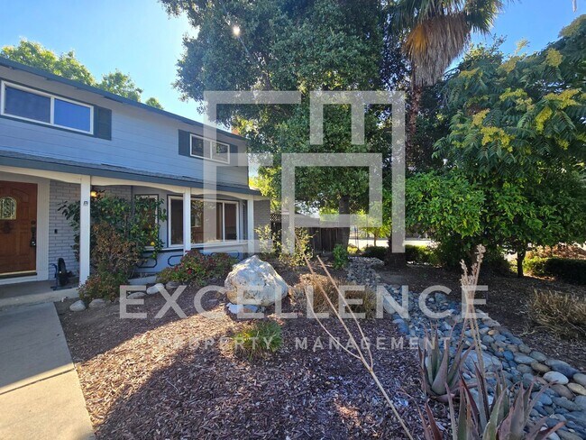Foto del edificio - 3087SF 2 Story 5/2.5 House - Community Cabana, Pets Ok, 3 Fireplaces, Beautiful Updated Kitchen
