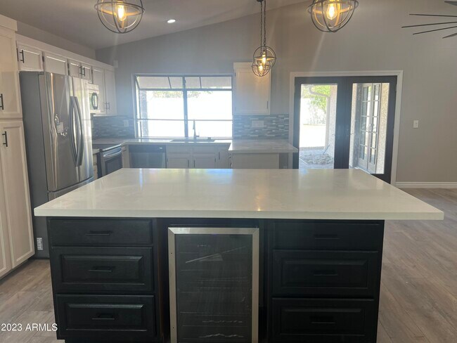 Building Photo - 1733 S La Rosa Dr