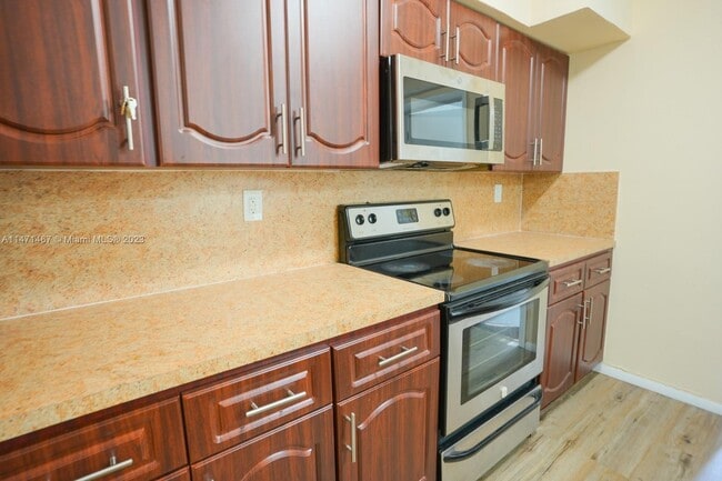 Foto del edificio - 135 NW 208th St