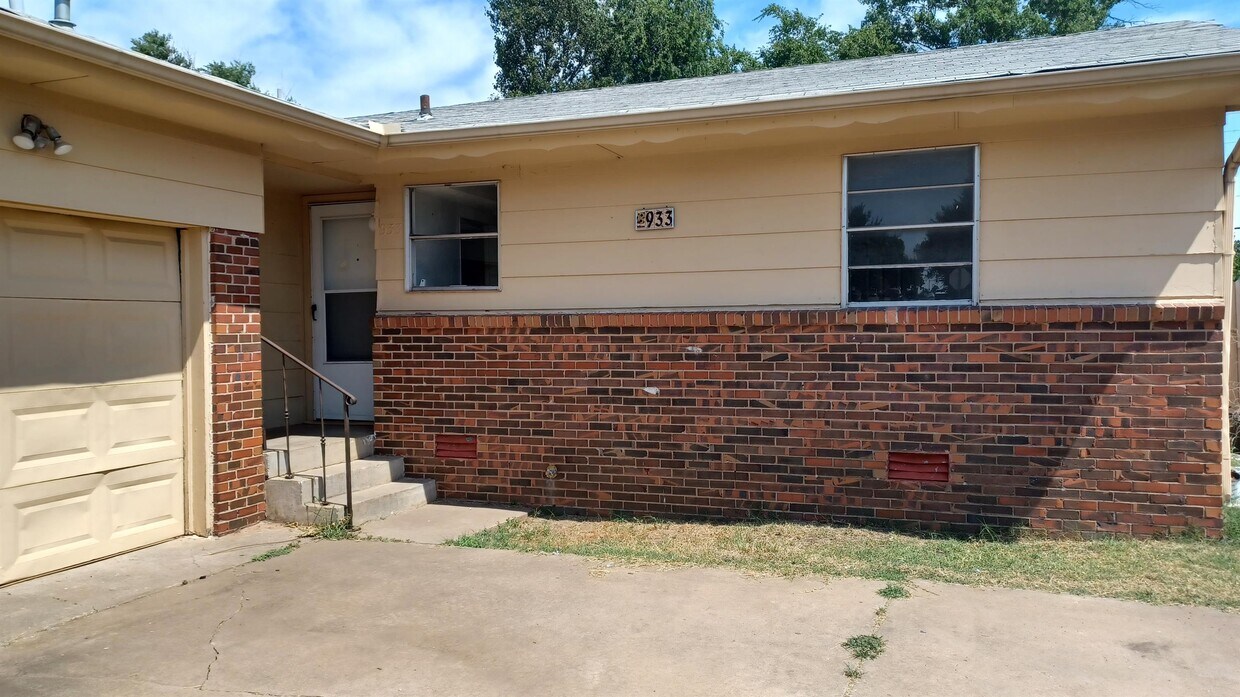 Primary Photo - 933 W Rulane Dr