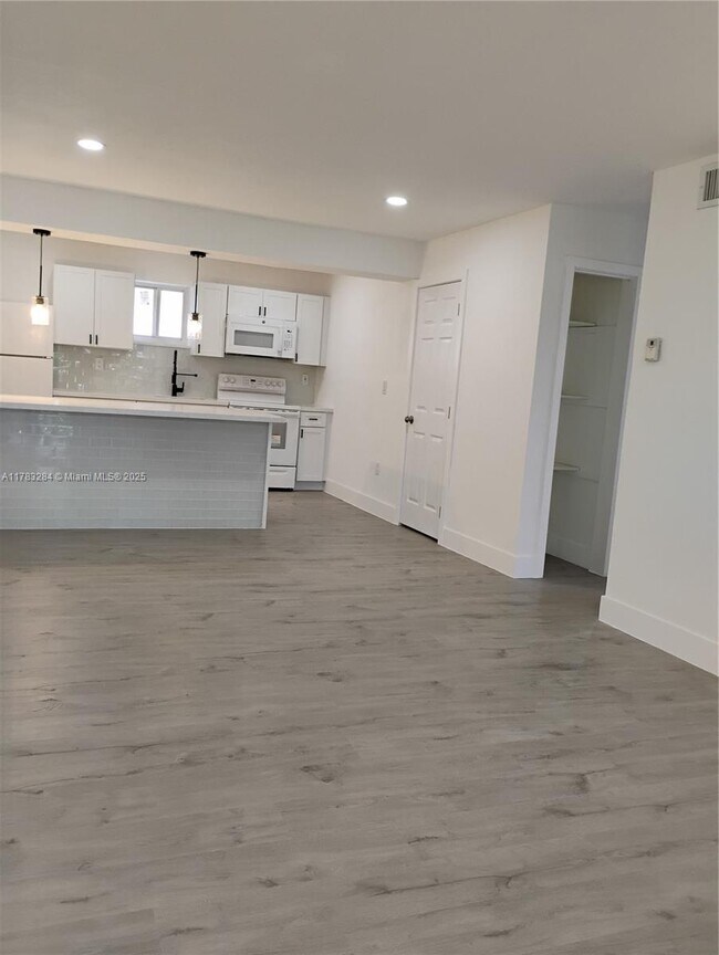 Foto del edificio - 2155 SW 72nd Ave