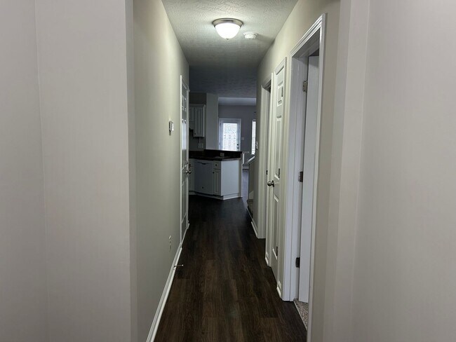 Building Photo - Beautiful End Unit Townhome