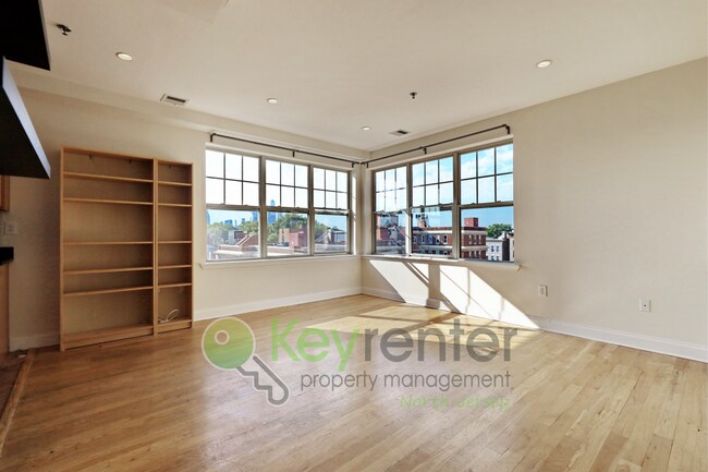 Foto del edificio - Top-Floor 2BR/2BA Condo with NYC Views + P...