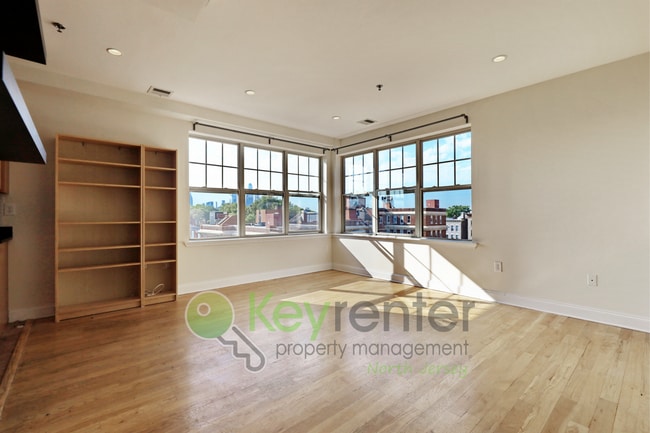 Building Photo - Top-Floor 2BR/2BA Condo with NYC Views + P...