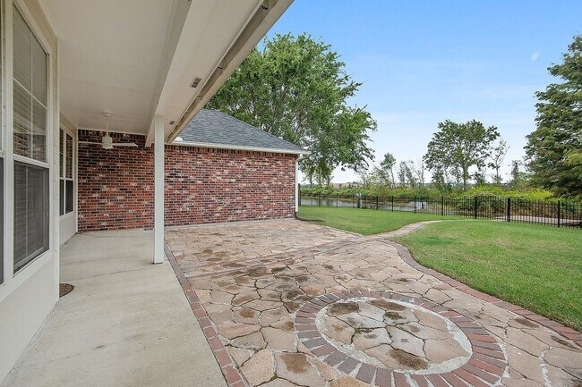 Foto del edificio - On the Lake!  Large 3 Bedroom with huge fenced back yard