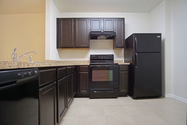 Building Photo - Townhome now available in Davenport!