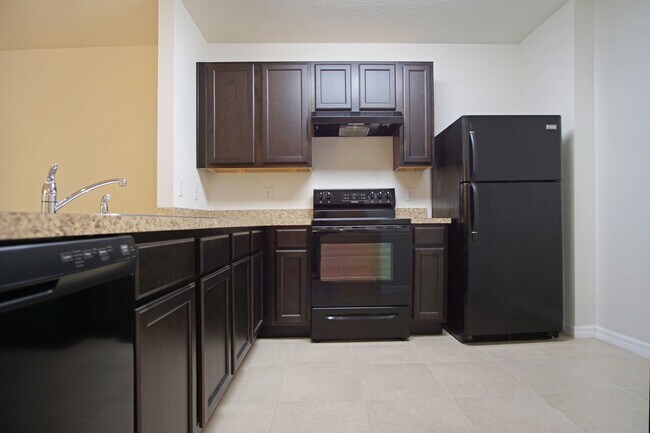 Foto del edificio - Townhome now available in Davenport!