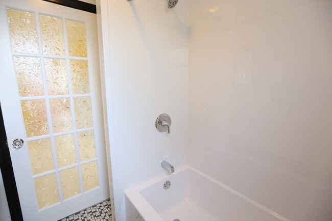 Building Photo - 134 Baldwin St