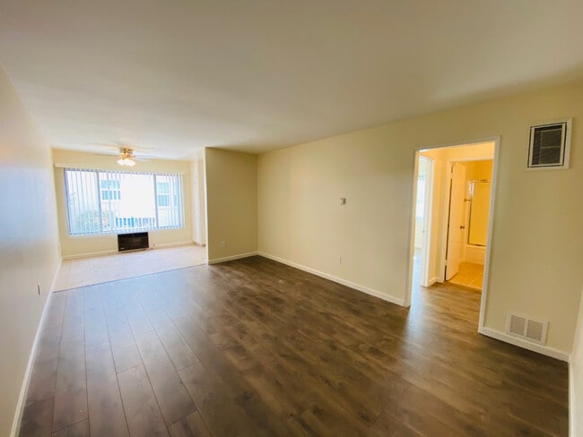 Unidad #5 Sala de estar - 10851 Moorpark St